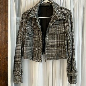 Size M. Barely used. Great condition. Lined. Waist length.